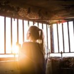 femme emprisonnement isolement confinement